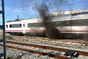 Columa de fum en un tren aturat a l'estació de Tarragona.