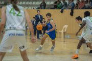 El jugador del CB Salou Emilio Martínez durant el duel contra el Castelló.