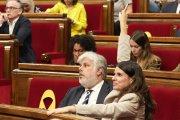 La portaveu de Junts, Mònica Sales, assenyala el sentit en una votació al Parlament aquest dimecres.