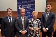 Laura Roigé amb el Premi a la Trajectòria Professional, acompanyada per Carles Puig de Travy, degà del Col·legi d’Economistes de Catalunya; Arnau Farré, president de la Seu de Tarragona i Miquel Àngel Fúster, anterior president.