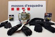 Els agents van localitzar diversos objectes relacionats amb motocicletes sostrets, valorats en més de 1.000 euros.