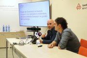 Moisès Ferrete, conseller comarcal de la Conca de Barberà, i Carles Heredia, tècnic de Concactiva, durant la presentació de la Pleta i el nou curs en ramaderia extensiva que es farà a Montblanc