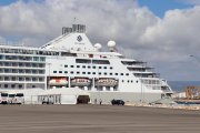 El creuer Silver Moon del grup Royal Caribbean atracat al Moll de Balears del port de Tarragona.