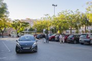 Fotografia de l'estat actual de la zona blava d'aparcament davant la Biblioteca Central Xavier Amorós.