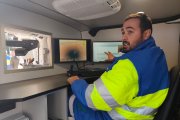 Tècnic d'Aqualia mostrant el sistema de càmeres utilitzat per inspeccionar la xarxa de sanejament.
