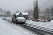 Un cotxe circulant per la C-13 a Escaló, al Pallars Sobirà.