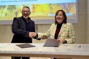 Els consellers Miquel Sàmper i Sílvia Paneque encaixen les mans després de signar l'acord per a un pla pilot per impulsar el comerç local