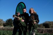 El xef Eduard Xatruch ha estat l'encarregat d'arrancar el primer manat de calçots de la temporada
