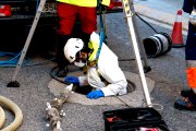 Un operari treballa en la reparació de la xarxa de clavegueram al barri de Bonavista de Tarragona.