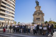Una cinquantena de veïns de la primera coca de la Rambla Nova es van concentrar ahir al matí davant l’estàtua de Roger de Llúria per protestar contra el projecte que manté aquest tram com a zona exclusiva per a vianants. La mobilització coincidia amb la vigília del primer aniversari de la prova pilot de pacificació, que en un inici havia de tenir una durada de poc més d’un mes, però que finalment s’allargarà fins a ser substituïda per una nova mesura provisional. «Des que ens van tancar la Rambla som uns desgraciats», assegurava la María Luisa Aragonés. «Si em trenco una cama i surto de l’hospital enguixada, com arribo aquí? No tinc edat per anar fent la pota coixa», deia la Rosa Terrat.

La mesura, destacaven els residents, afecta sobretot a la gent gran. «La majoria de veïns som gent gran, perquè fa molts anys que vivim aquí, i amb això no s’hi ha comptat. Les persones amb cadires de rodes han d’anar fins al carrer Girona per agafar un taxi. Això no hi ha dret», etzibava Contxi Macià. El malestar també s’esten al projecte temporal que l’Ajuntament executarà els propers mesos, amb un cost de 100.000 euros. La intervenció pavimentarà de color sèpia la calçada i hi pintarà 28 retrats de personatges històrics vinculats a la ciutat. «És un despropòsit, gastar aquesta quantitat per un mural que temporal que, a més, quedarà trepitjat. A més, això implica les terrasses es desplaçaran a la coca central, que és el principal espai de passeig pels ciutadans», explicava l’Eugènia Acosta.

Una decisió «unilateral»

Tot plegat, els residents denuncien que les reunions amb el consistori han estat «inefectives». «És com complir un tràmit. Ens escolten però no ens donen cap solució. No hi ha escolta activa», afirmava la veïna. També recordava que aquest tram «no tenia trànsit real abans, era sobretot zona d’aparcament», i que ara «hi ha més soroll que abans», perquè «les terrasses han ampliat espai i els esdeveniments s’han multiplicat». Així, els veïns asseguren que la Rambla «té marge de sobres per fer conviure diferents usos» i reclamen que se’ls tingui en compte.