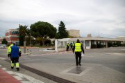 Treballadors entrant al complex industrial del polígon sud de Tarragona, on s'ubica l'empresa Elix Polymers afectada per un incendi.
