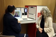 Albert Tort i Lourdes Borrell mostren el punt físic de videoatenció ciutadana a Sant Feliu de Llobregat