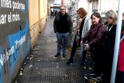 La regidora de Bon Govern, Transparència i Participació de Reus, Montserrat Flores, assenyala on podira estar ubicada la fossa del pou de Pich i Aguilera