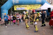 Moment que dues parelles de bombers fan el relleu, a la Mitja Marató de Girona