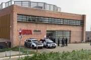 Vehícles policials davant de la seu de l'IRTA