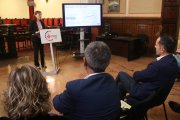 La consellera de Territori, Sílvia Paneque, durant la presentació del nou pont sobre l'Ebre amb l'alcalde de Tortosa, Jordi Jordan, escotant, a la dreta