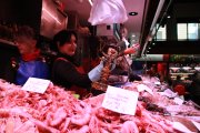 Una peixatera del Mercat de Tarragona venent peix pocs dies abans de Nadal.