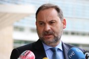 L'exministre de Transports, José Luís Ábalos, durant una atenció als mitjans.