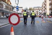Oficials de policia prop del lloc de l'incendi en un bar de estació d'esquí Crans-Montana.