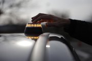 Vista de la baliza luminosa V-16 conectada, único dispositivo autorizado para señalizar una avería o incidencia en carretera.