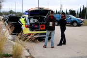 Els Mossos sotmeten als controls de drogues i alcohol a un dels participants que abandona la rave de la Sénia