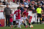David Alba i Pau Martínez defensant un jugador del Marbella durant un duel del Nàstic d'aquesta temporada.