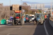Imatge dels pagesos arribant a l'accés al port de Tarragona per tallar-lo