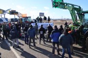 Imatge de l'assemblea que els pagesos que tallen l'accés al port de Tarragona han fet aquest divendres al migdia.