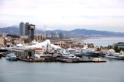 Vista aèria de les instal·lacions de Marina Barcelona 92, on es mantenen iots privats de gran eslora