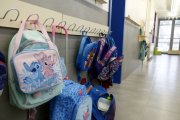 Motxilles als penjadors d'una escola.