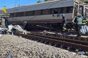 Estado del tren Alvia, uno de los dos accidentados, en el que la Guardia Civil busca restos y evidencias para identificar víctimas e investigar el accidente.
