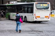 Una usuària corre a buscar un autobús a l'estació Fabra i Puig