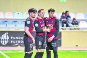Kenneth Soler, al centre, celebrant un dels dos gols.