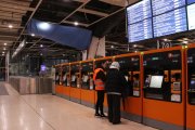 Una usuària a l'estació de Sants de Barcelona a les màquines expenedores de bitllets i abonaments.