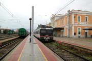 Un tren de mercaderies passa pel costat d'un tren de passatgers aturat a l'estació de Móra de Nova.