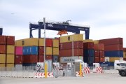 Punts semiautomatitzats movent contenidors a la terminal BEST del port de Barcelona.