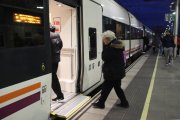 Una viatgera puja al tren en direcció a Tortosa a l'estació de Tarragona, aquest dilluns al matí.