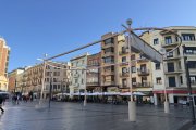 Imatge de la prova pilot de la pèrgola retràctil de la plaça Corsini, instal·lada a finals d'octubre.