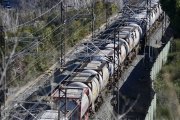 Un tren de mercaderies abans d'entrar al túnel de Rubí