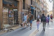 Imatge de turistes passejant pel carrer Major, a la Part Alta de la ciutat.