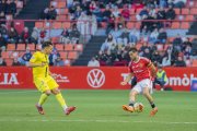 El jugador del Nàstic Jaume Jardí encarant un defensor del Villarreal B abans de la seva expulsió.