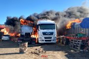 Imatge de l'incendi que afecta diversos cotxes i camions.