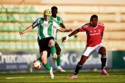 El davanter del Nàstic Cedric Omoigui durant el partit d’anada contra el Betis Deportivo.
