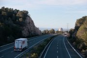 Un camió circula en direcció contrària a l'AP-7 a l'Hospitalet de l'Infant després d'un accident en què ha bolcat un vehicle durant un episodi de fort vent, arran del tall marcat per Trànsit.