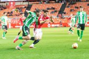 L'extrem del Nàstic Christos Almpanis durant el duel contra el Betis Deportivo.
