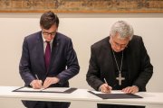 El president de la Generalitat, Salvador Illa, i el president de la Conferència Episcopal Tarraconense, Joan Planellas, van signar ahir el conveni.