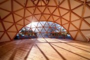 Fotografia d’arxiu des de l’interior d’un domo geodèsic, semblant al que demanen instal·lar al Parc Mas Iglesias.