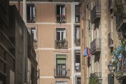 Balcons amb roba en un carrer de Barcelona