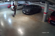 El lladre captrat per les càmeres de videovigilància del pàrquing comunitari d’un edifici del carrer David de Mas.