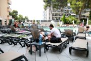 Turistes gaudint de la piscina d'un hotel de Salou